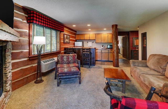Premier Suite w/ Living Area & Fireplace! Stoney Creek Johnston, Pool
