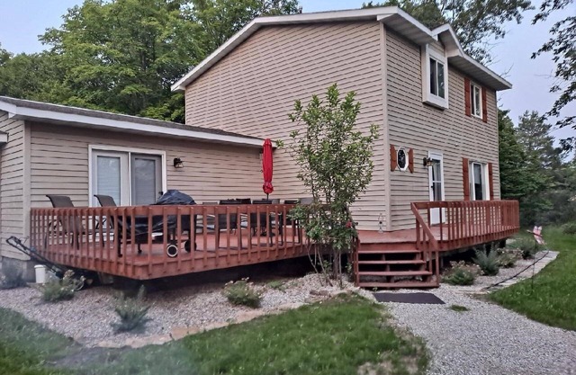 Premier Vacation Rental close to everything, pet friendly, WIFI, tasteful decor