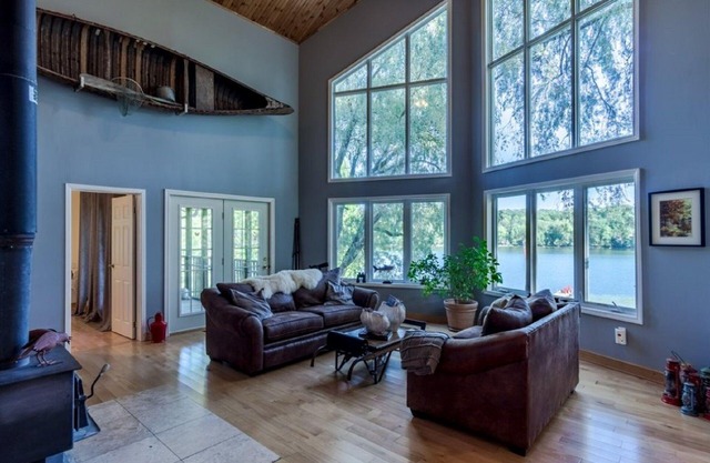 Premiere Kingsford Lake Cottage