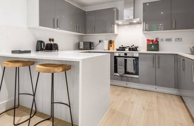 Premium 1 bed 1 bath APT in Aldershot, Parking