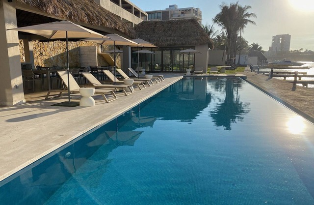 Premium 2-BED/2-BTHR Aprt with AC, WiFi, 3 pools, in fabulous Playas del Conchal