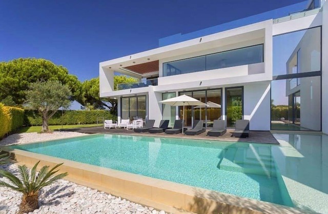 Premium 4 Bedroom Villa with Sea Views in Vale do Lobo Oceano Clube J136 - Almancil, Algarve