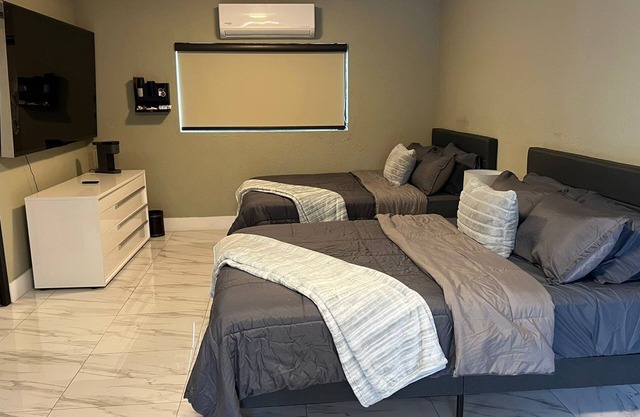 Premium Cozy hotel suite with WiFi and AC in charming Miami