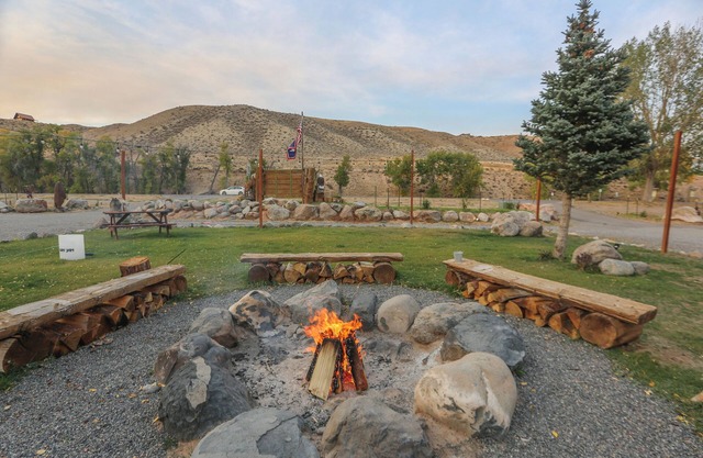 Premium Double Queen w/ Riverfront Access, Hot tub & Picturesque Mountain Views