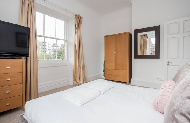Premium High Ceiling Georgian Luxury Apartment with Parking in Canary Wharf LDN