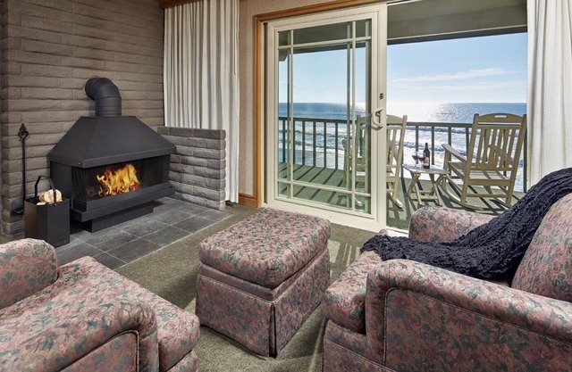 Premium King Coastal View Room w/ Fireplace | Short Drive from Hearst Castle