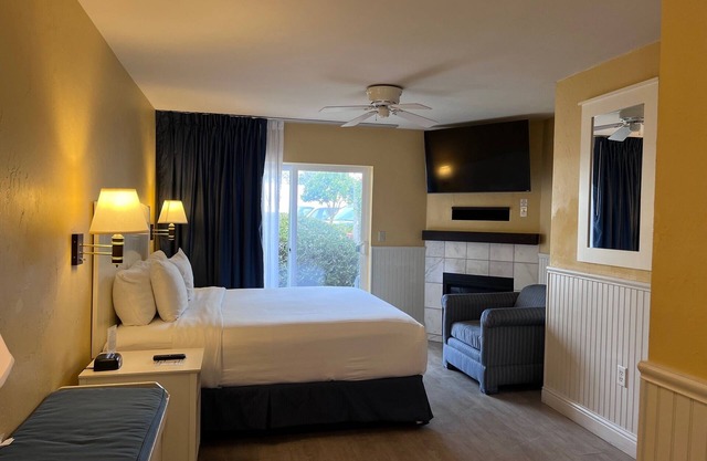 Premium King Fireplace Room Walking Distance from the Beach!