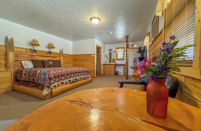Premium King Room, River & Mountain Views, Hot Tub and Parking!