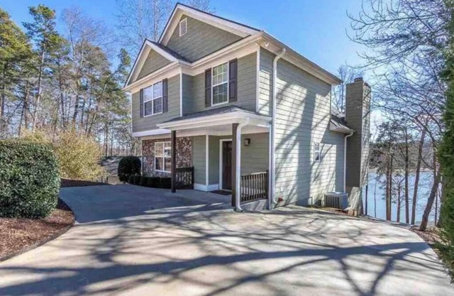 Premium Lake Retreat, Large Deep-Water Dock, Rec Room, Updated