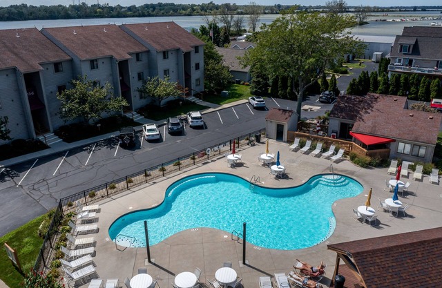 Premium Penthouse Condo, easy walk to jet express, Docks beach house & downtown