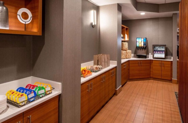 Premium Suite in the Middle of Nashville! Breakfast, Pool, Pets Allowed!