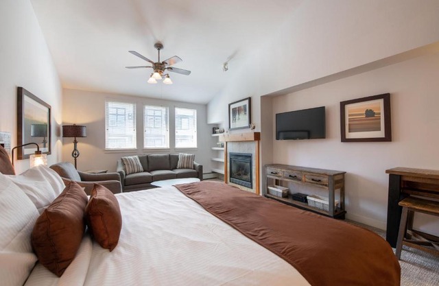 Premium Unit 3620 - Studio - Fraser Crossing Founders Pointe condo