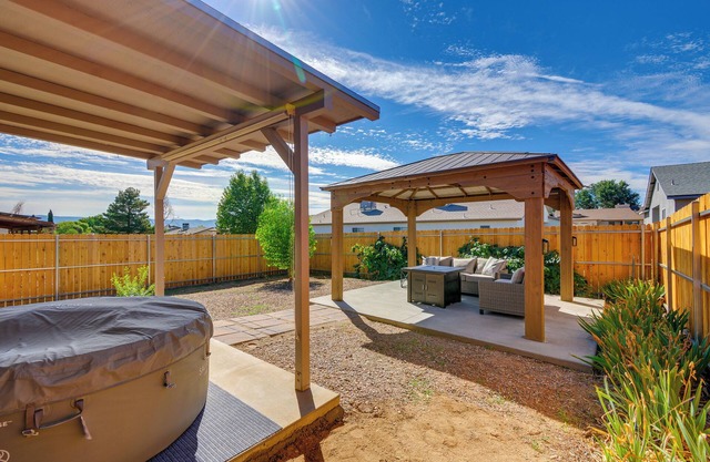 Prescott Valley Retreat w/ Hot Tub & Kayaks
