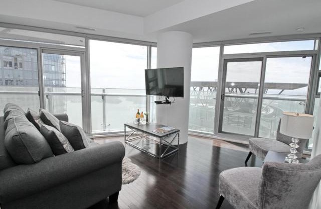 Presidential 2Br plus 1 Condo, Entertainment District - Downtown with CN Tower View, Balcony, Pool & Hot Tub
