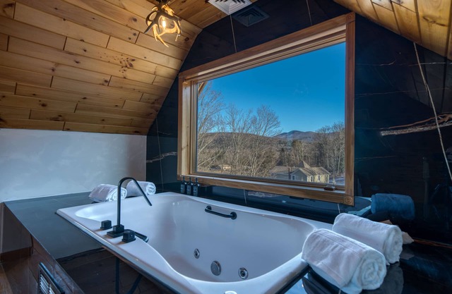 PRESIDENTIAL DUPLEX SUITE WITH HOT TUB AND WRANP AROUND BALCONY
