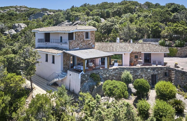 Große, prestigeträchtige und private Panoramavilla mit privatem Holz.
