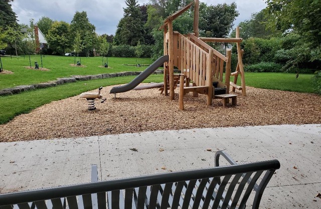 Repräsentatives familienfreundliches Wohnhaus mit Blick auf den Golfplatz !!!