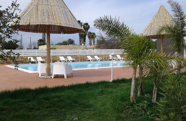 prestigeträchtige Villa mit Pool, umgeben von viel Grün in der Nähe des Meeres