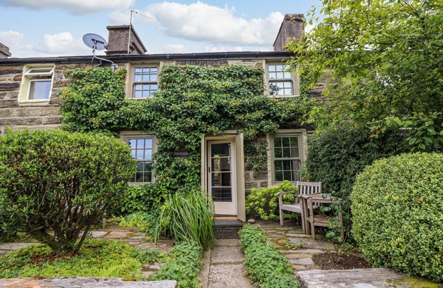 PRESWYLFA, pet friendly, with open fire in Ffestiniog