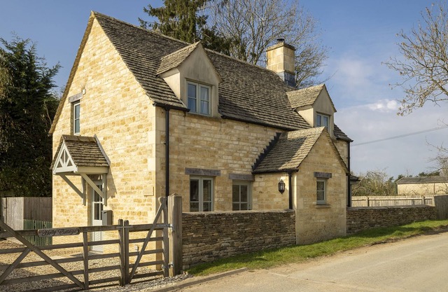 Pretty and delightfully cosy detached cottage built from classic Cotswold stone