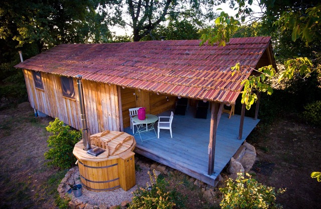 Hübsche Hütte in wunderschönen Gärten mit Holzofen und nordischem Spa-Whirlpool / Whirlpool.