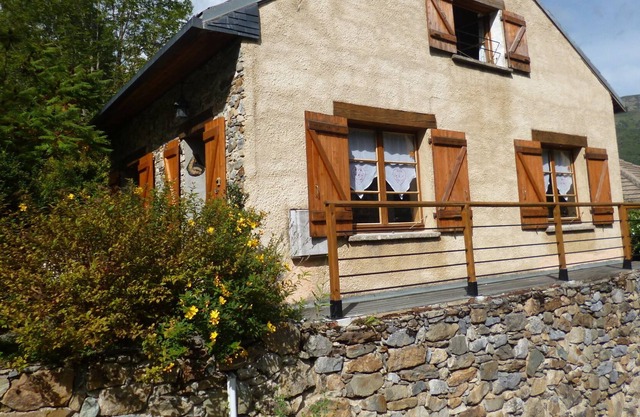 PRETTY CHALET SEM, ARIÈGE HIGH VILLAGE