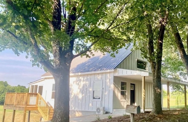 Pretty home right next to Entrance of Dale Hollow Lake State Park. Golf, Fishing