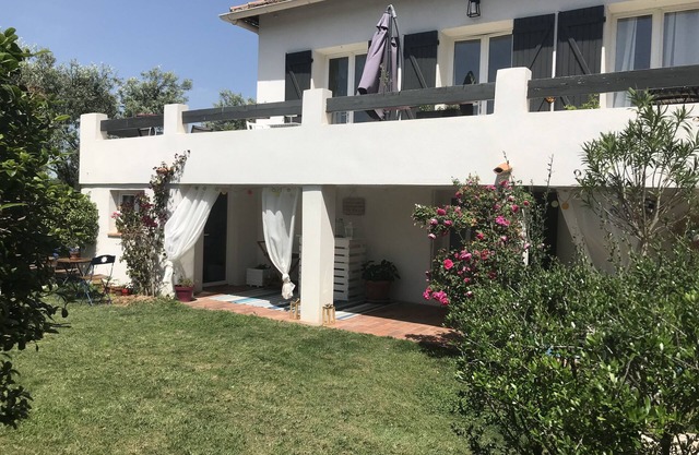 Pretty dependent room in house with garden