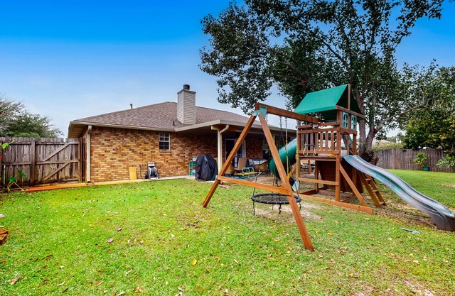 Pretty in Perdido Key - Home with kitchen, patio, playground, central AC, & W/D