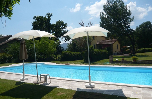 Ein schönes Haus mit großem Pool, Garten, Tennis, AC, sehr geräumig