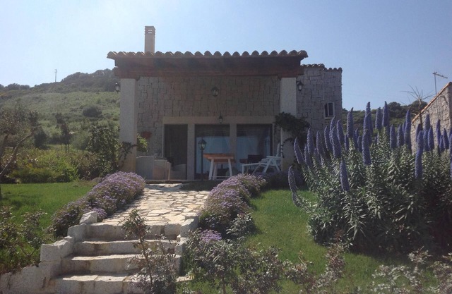 Brandneues Chalet neben dem Strand von Cala Sinzias