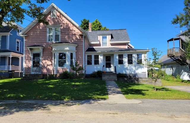 Pretty old house in Newport with WiFi