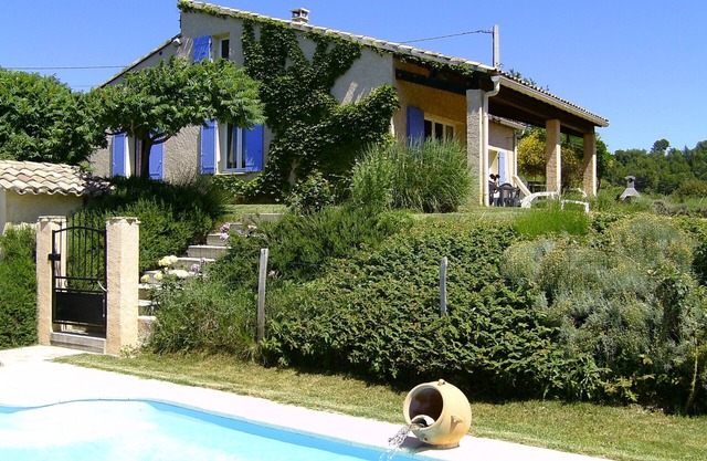 Hübsche provenzalische Villa am Fuße des Mont Ventoux mit beheiztem Pool