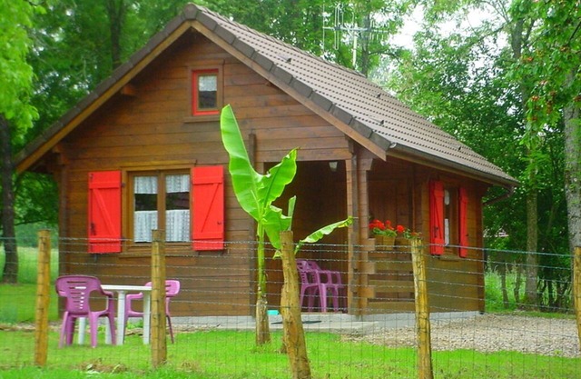 Hübsches hölzernes Jura Chalet für 2 Personen