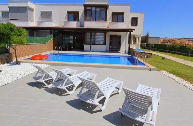 PRİVATE POOL VİLLA WİTH SEAVİEW İN QUİTE LOCATİON