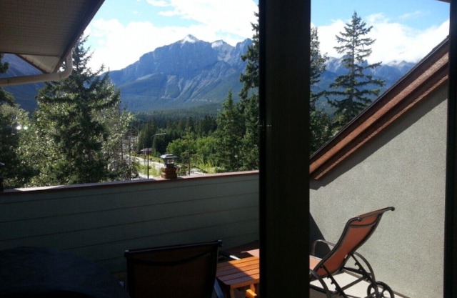 Luxus-Eigentumswohnung - Private Terrasse / Blick auf die Berge / Außenpool / 3 Whirlpools / Free Banff Park Pass