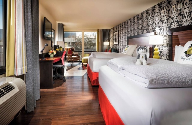 Prima Donna 2 King Jr Suite - Staypineapple, The Maxwell Hotel, Seattle Center