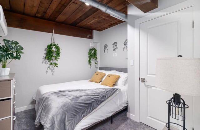 Prime 2BR Brown, Dining, Nurses, Hospital Close