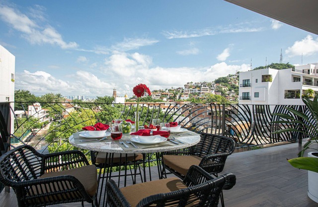 Prime 2BR Condo, Rooftop Pool & Gym