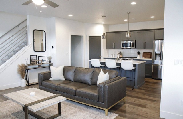 Prime Central Downtown Meridian, Spacious 4-Bedroom House with attached garage