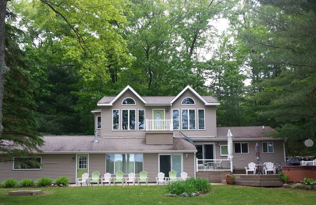 😊Prime June Week still open. Great Cottage on a full use Lake, sleeps 13+Babe