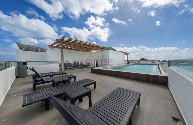 Prime Location. 1 BR w/ Ocean View Infinity Pool