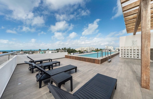 Prime Location. 2 BR Condo w/ Ocean View Pool.