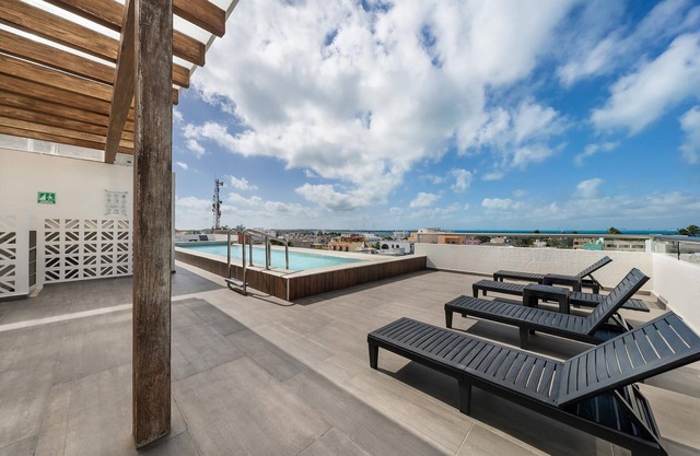 Prime Location. 2 BR Condo w/ Ocean View Pool.