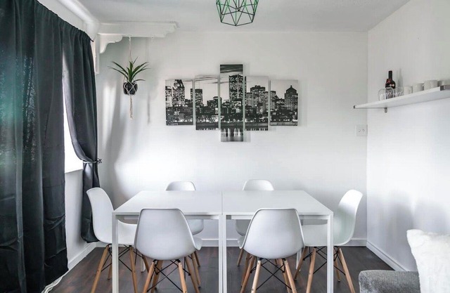 PRIME location, 2 FREE parking, 5 Min WALK FROM FALLS, free wine & wifi, 8guest