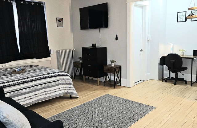 Prime location, 2 min from Yale!