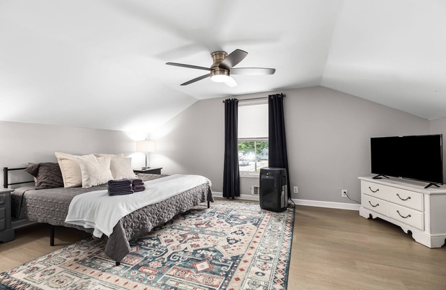 Prime Location! 2BR, King Bed w/ Private Laundry