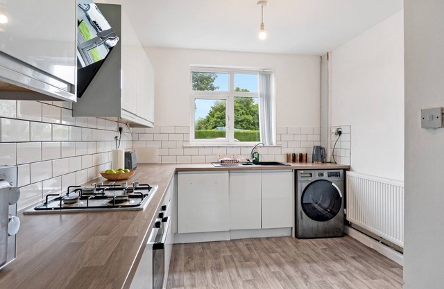 Prime Location 3-Bed Home near Manchester Airport - Ideal for Families & Groups