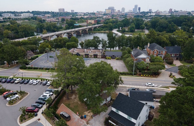 Prime location! 4 BDRM Duplex + Sleeps 10 + Fire pit + 3 mins to Downtown Cola