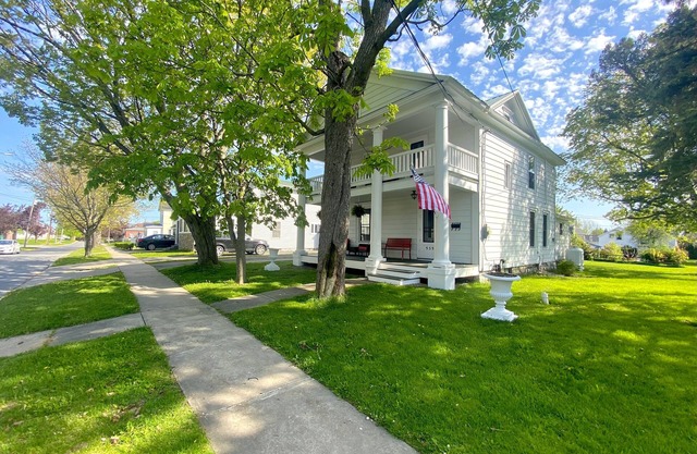Prime Location ~ Stunning Village White House, Pillars of Clayton